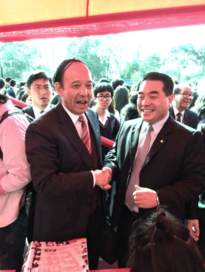 秘魯中資企業(yè)協(xié)會副會長、中石油秘魯國家公司總經(jīng)理陳金濤到我校展臺與賽云秀書記進行親切交談 - 副本.jpg
