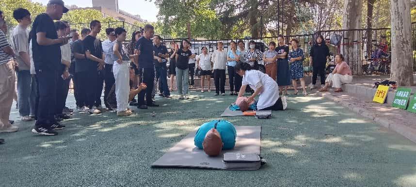 雁塔校區(qū)操場一角：直屬部門、離退休工會工作人員