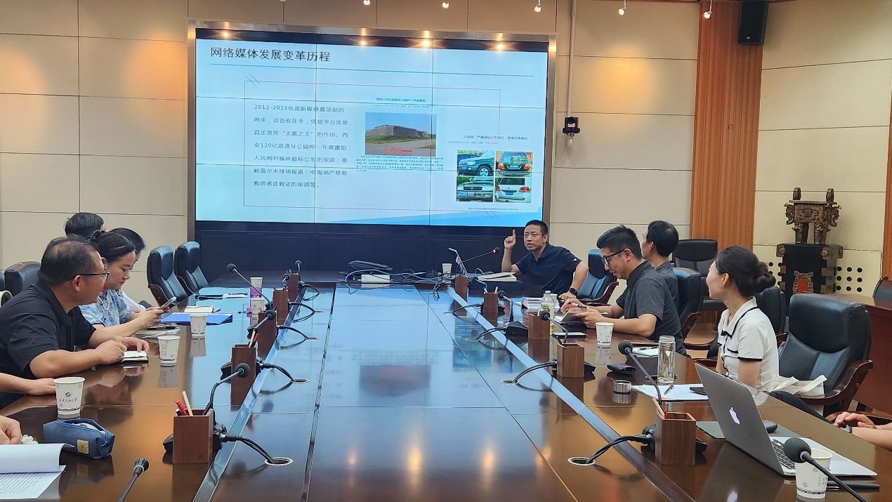 圖片包含 室內(nèi), 桌子, 男人, 柜臺AI 生成的內(nèi)容可能不正確。