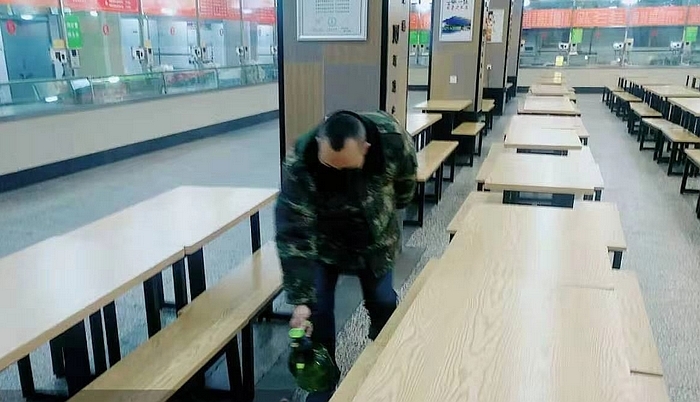 復(fù)件 后勤對雁塔校區(qū)食堂就餐區(qū)使用消毒水進(jìn)行擦拭、藥物噴灑4(2020-01-27).jpg